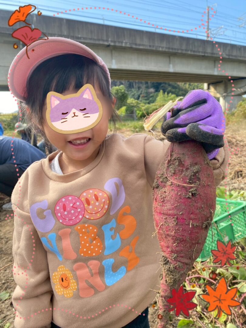 秋空の下、土のぬくもりを感じた「お芋掘り」体験【CH宇部】